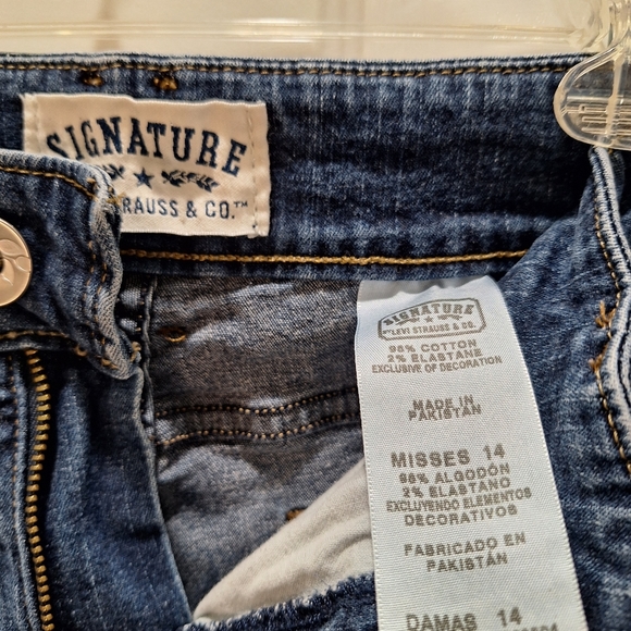 Signature Levi's Jean Capris.  Size 14 Misses - Picture 3 of 6